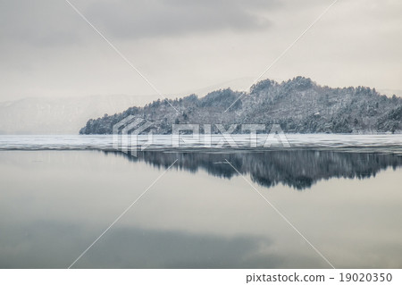 Lake Towada in winter 19020350