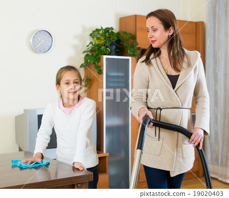 Woman and daughter cleans the house 19020403