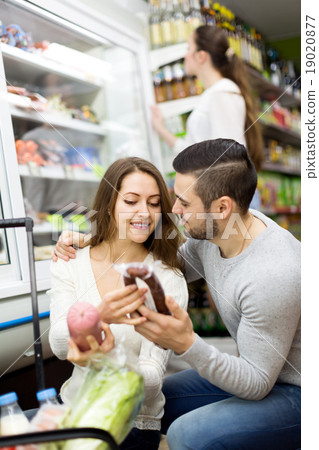 Positive customers buying gammon 19020877