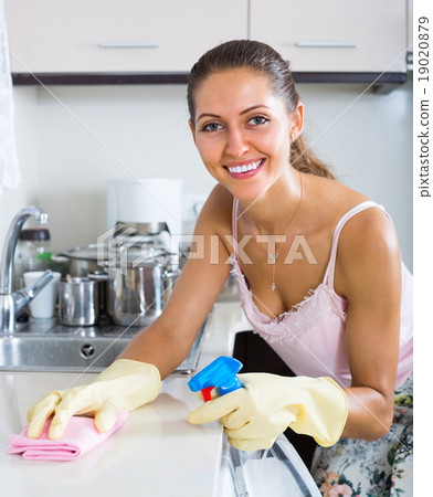Attractive woman cleaning kitchen . 19020879