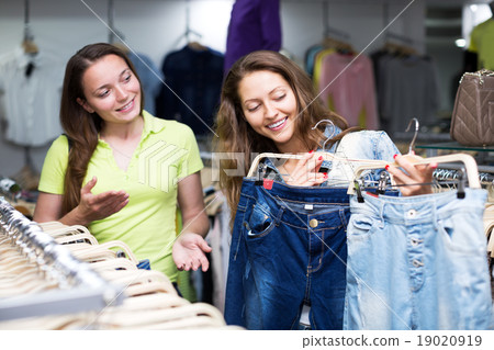 woman selecting jeans 19020919