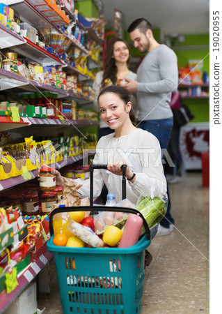 People shelves with canned goods 19020955