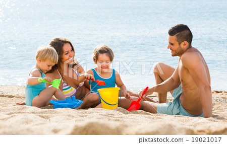 Family of four at the beach 19021017