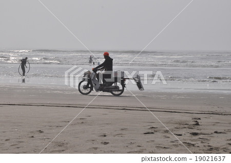 Early morning seaside car bike fishing Early morning seaside car bike fishing 19021637