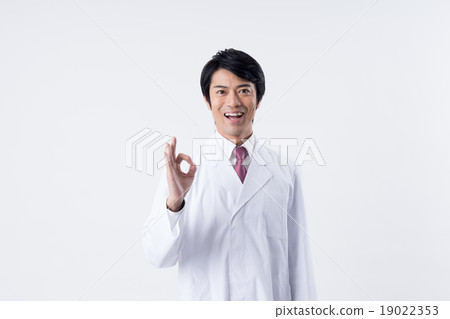 在白大衣的男性男性 19022353