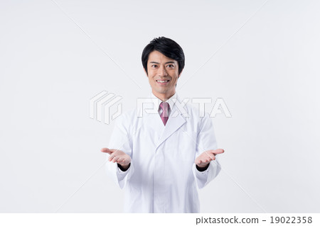 在白大衣的男性男性 在白大衣的男性男性 19022358
