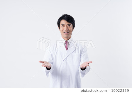 在白大衣的男性男性 在白大衣的男性男性 19022359