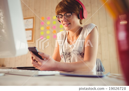 Casual businesswoman using her smartphone 19026728