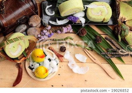 Green cake rolls filled with coconut. 19026852