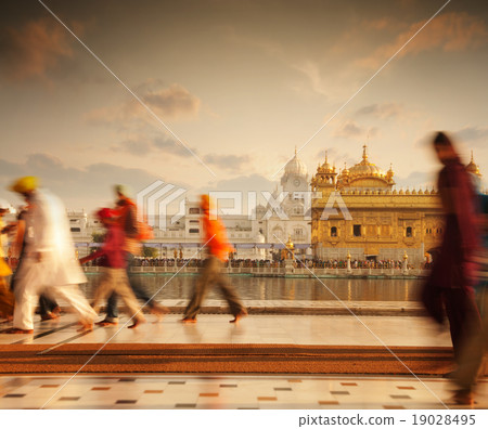 Sikh pilgrims in Golden Temple India 19028495