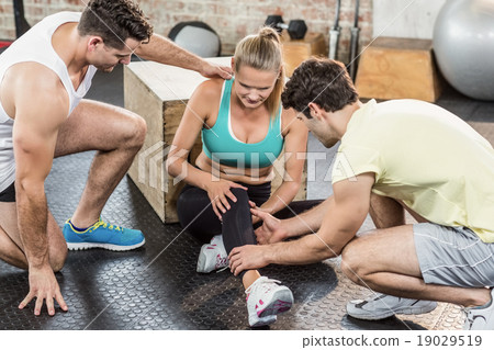 Muscular woman having an knee injury 19029519
