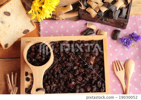 Dried currants and raisin bread. Dried currants and raisin bread. 19030052