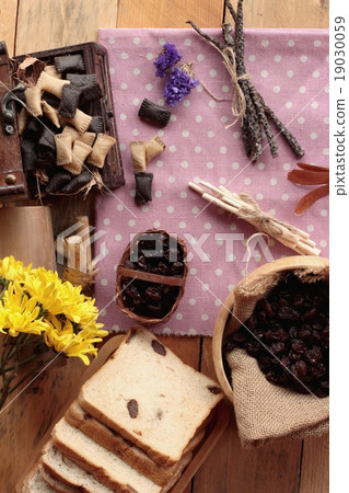 Dried currants and raisin bread. Dried currants and raisin bread. 19030059