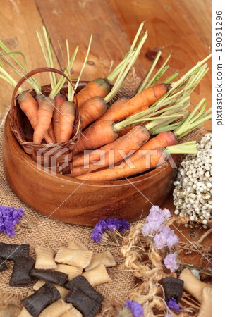 Fresh carrots on the wood background 19031296