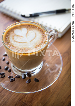 Tulip latte art coffee on wooden background 19031482