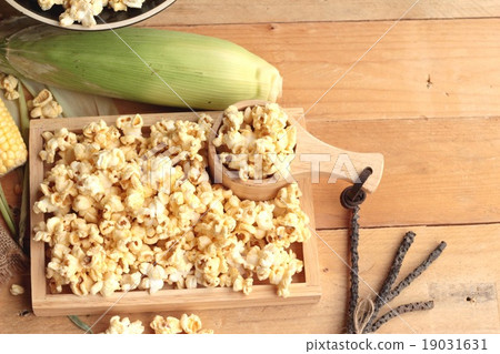 Popcorn and yellow dry corn grain with fresh corn. Popcorn and yellow dry corn grain with fresh corn. 19031631
