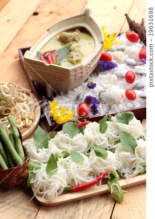 Green curry coconut milk with rice noodle. 19031698