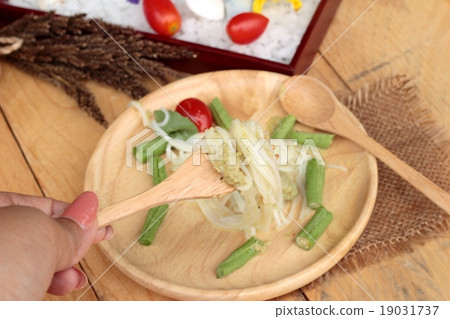 Green curry coconut milk with rice noodle. 19031737