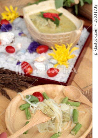 Green curry coconut milk with rice noodle. 19031738