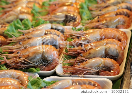 Grilled shrimp at the market Grilled shrimp at the market 19032151