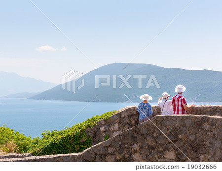 Tourists are enjoying the view Tourists are enjoying the view 19032666