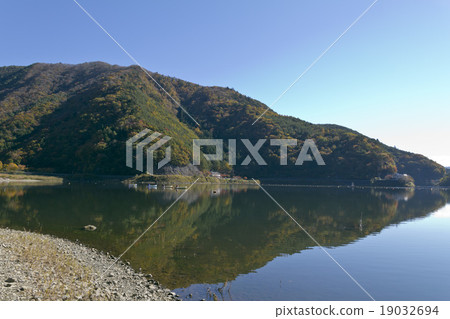 The lake that the mountains reflect The lake that the mountains reflect 19032694