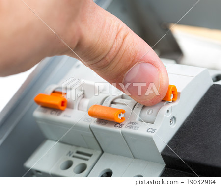 Turning on a fusebox 19032984