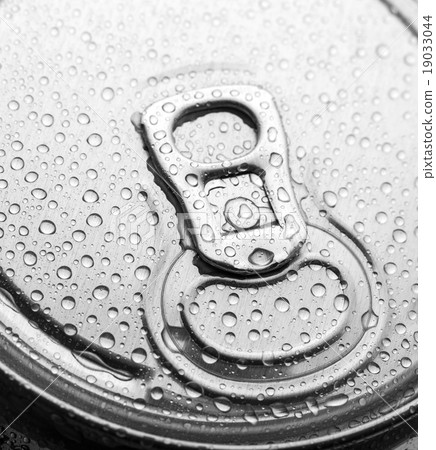 Aluminum can with water drops 19033044