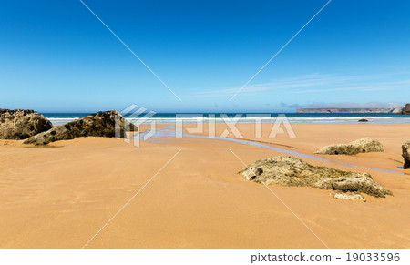 Coastline with waves 19033596