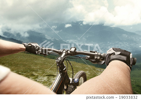 Cyclist in mountains 19033832