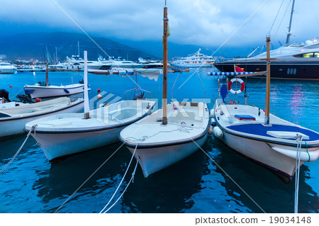 Small yachts in bay Small yachts in bay 19034148
