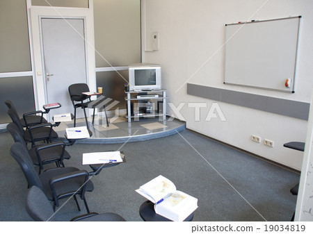 Empty classroom 19034819