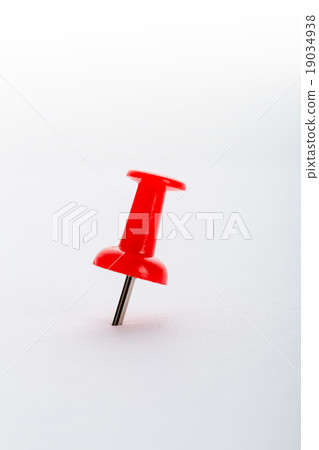 Red pushpin closeup 19034938