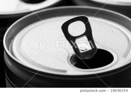 Aluminum can with water drops 19036354