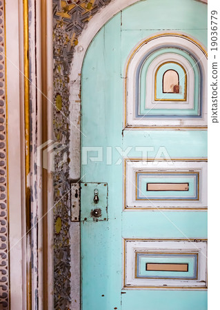 Old door locked 19036779