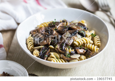 Pasta with mushroom and herb sauce Pasta with mushroom and herb sauce 19037745