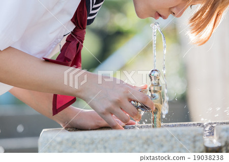 Girls drinking water 19038238