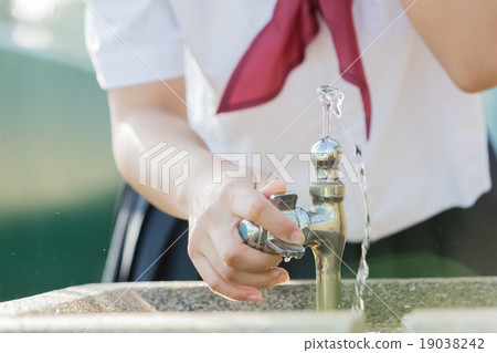 女孩喝水 女孩喝水 19038242