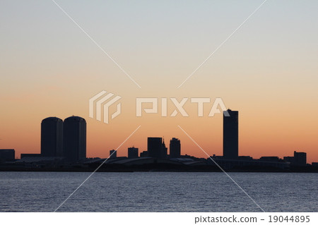 Makuhari Shintoshin的第一個日出 19044895