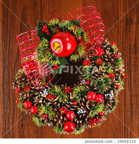 Christmas wreath with red and gold bauble Christmas wreath with red and gold bauble 19048318
