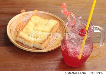 Red beverage mix soda and bread toast. 19050992