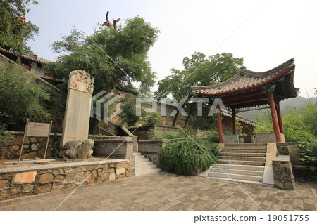 Beijing Lian Temple 19051755