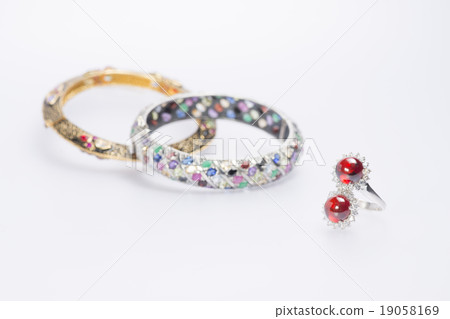 Local jewelry containing silver Local jewelry containing silver 19058169