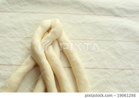 Lease bread dough 19061298