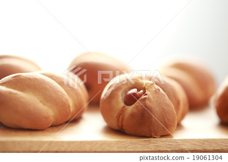 Hand made sausage bread 19061304
