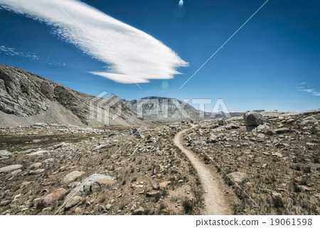 Hiking trail in the Sierra Nevada Mountains 19061598