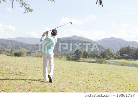 a man playing golf 19061757