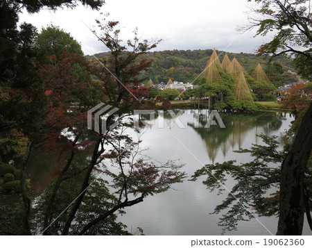 Kasumigauri pond and Karasaki snowfall hanging from the honorable mountain of Kenrokuen 19062360