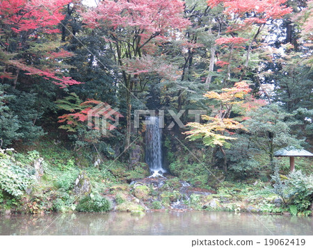 Sueki Fall of Kenrokuen, colored with autumn leaves 19062419