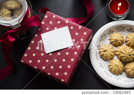 Overhead shot of Christmas presents  19062865